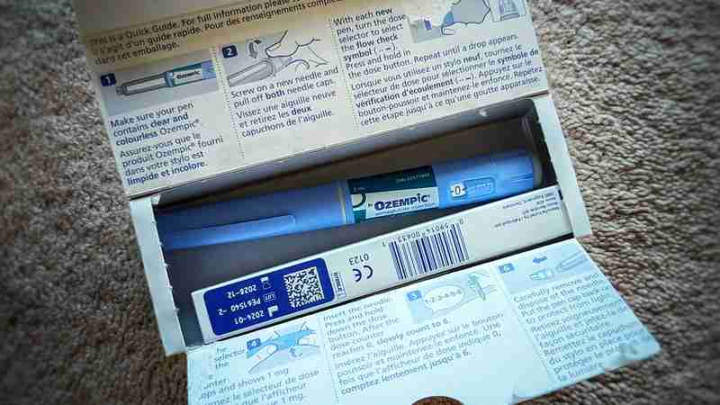 A New Pen Today - Taken, primarily, for use in today's blog post on the subject.  , tags: nebenwirkungen - Dennis S. Hurd via Flickr (CC BY)